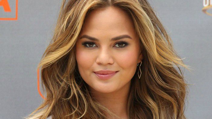 Chrissy Teigen Height Feet Inches cm Weight Body Measurements