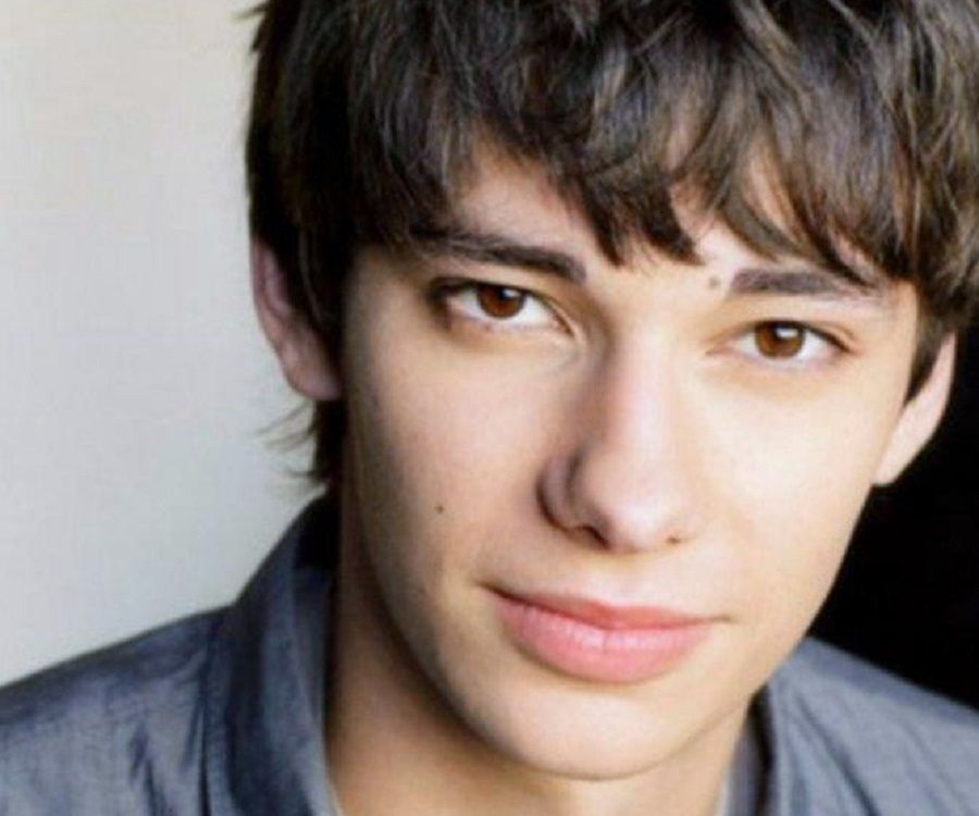 Devon Bostick Height Feet Inches cm Weight Body Measurements