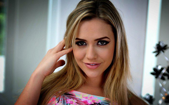 Mia Malkova Height Feet Inches cm Weight Body Measurements