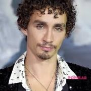 Robert Sheehan Height Feet Inches cm Weight Body Measurements