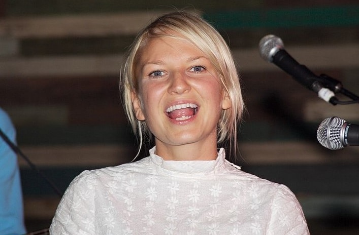 Sia (musician) Height Feet Inches cm Weight Body Measurements