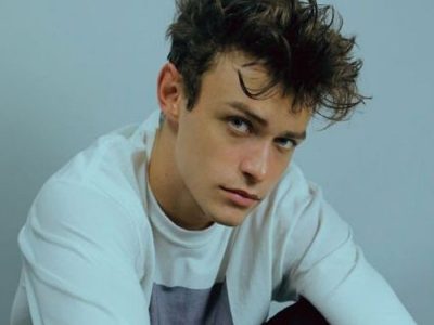 Thomas Doherty’s Height in cm, Feet and Inches – Weight and Body Measurements