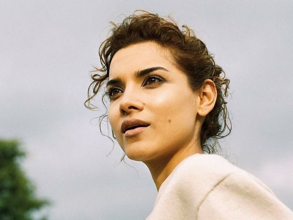 Amber Rose Revah Height Feet Inches cm Weight Body Measurements