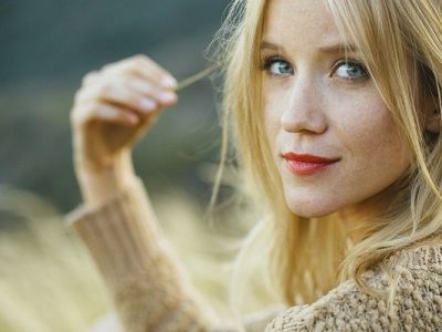 Jessy Schram’s Height in cm, Feet and Inches – Weight and Body Measurements