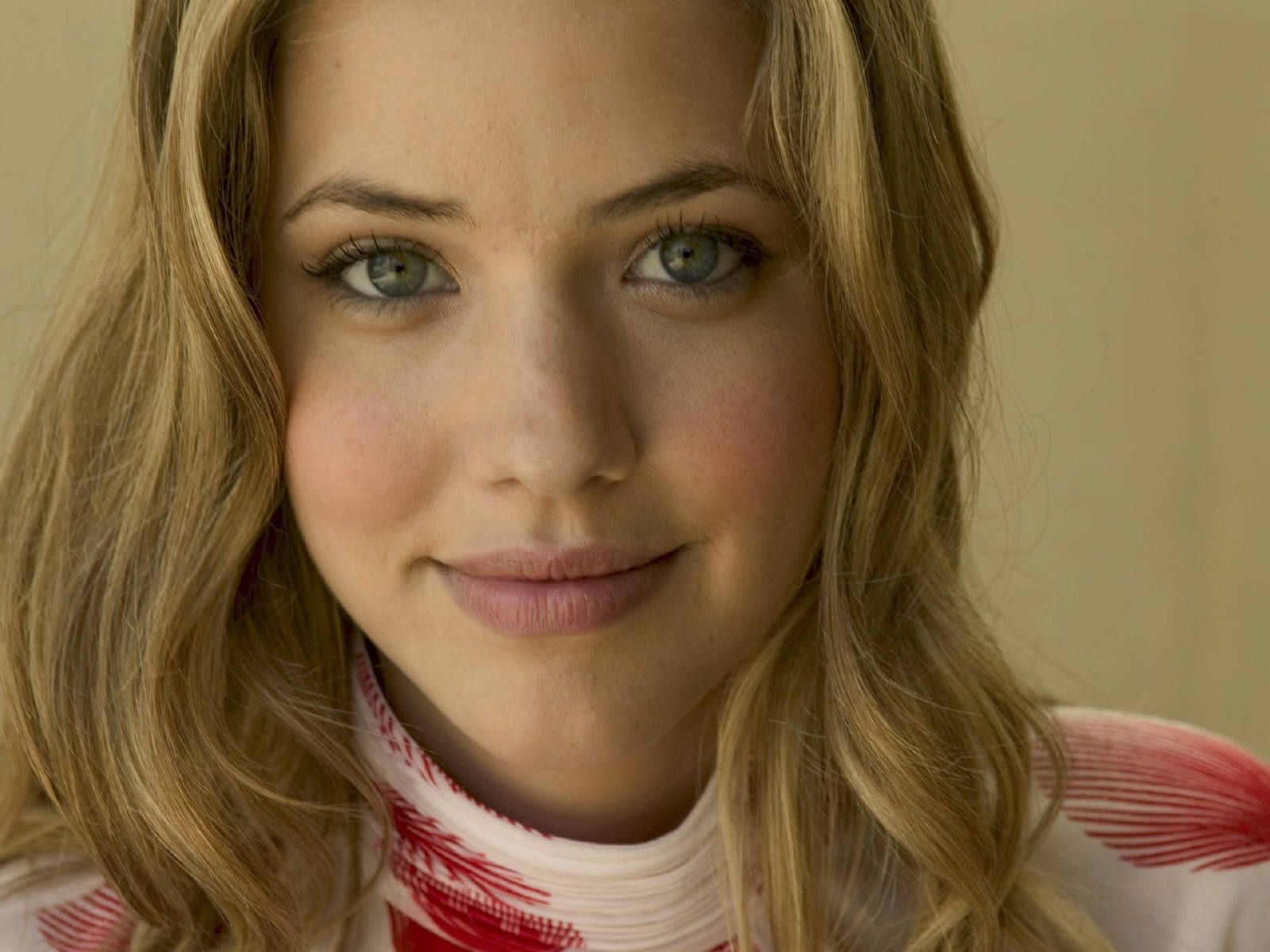 Julie Gonzalo Height Feet Inches cm Weight Body Measurements