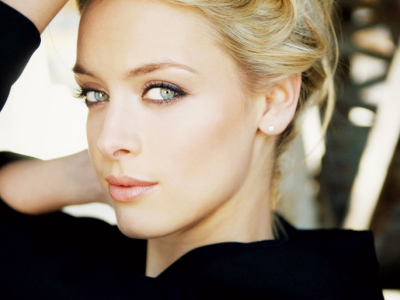 Rachel Skarsten’s Height in cm, Feet and Inches – Weight and Body Measurements