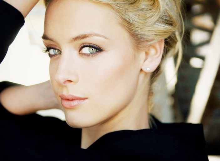 Rachel Skarsten Height Feet Inches cm Weight Body Measurements