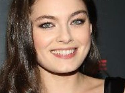 Alexa Davalos’ Height in cm, Feet and Inches – Weight and Body Measurements