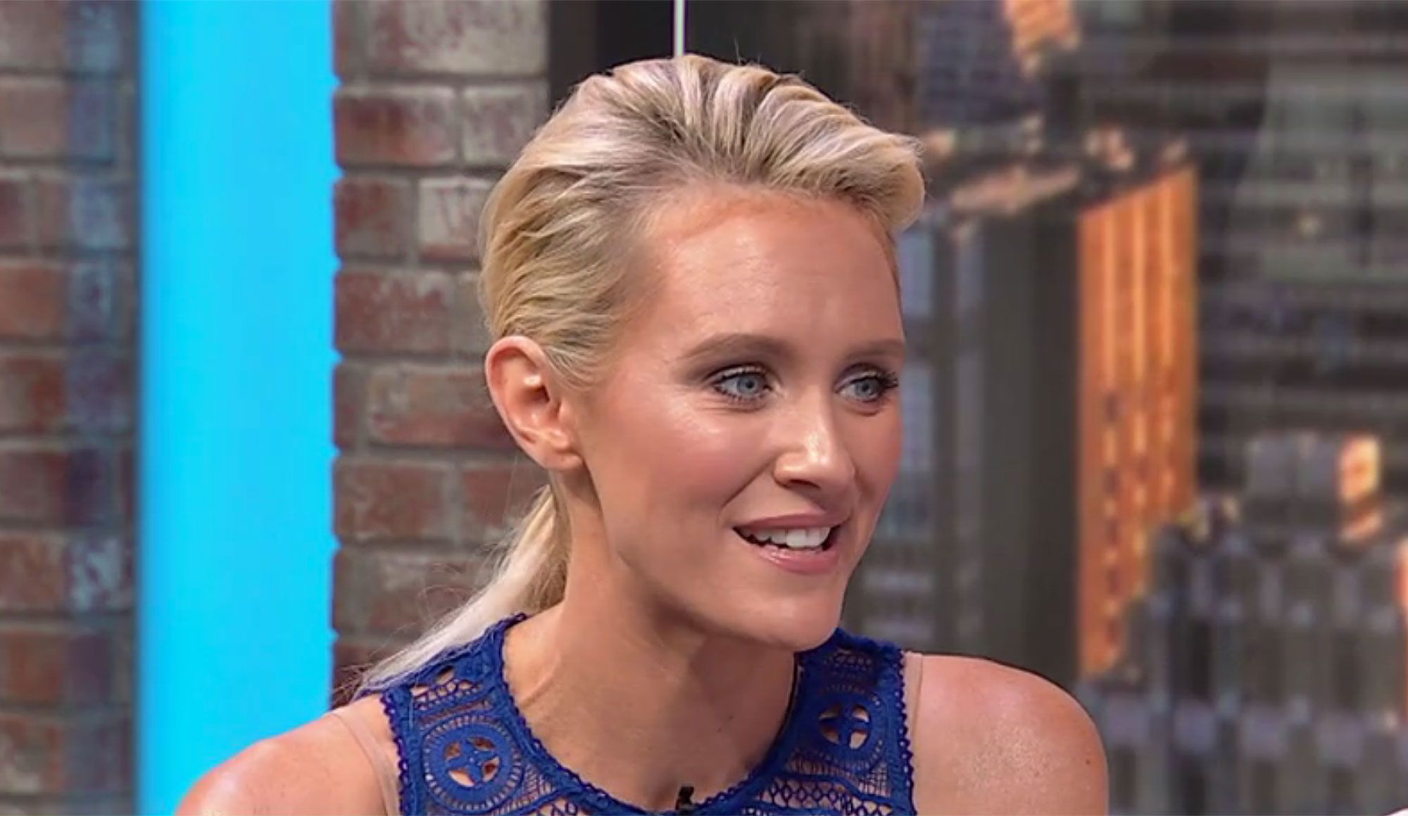 Nicky Whelan Height in cm Feet Inches Weight Body Measurements